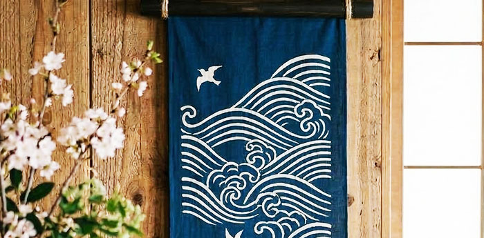 和風のお部屋に藍色の手ぬぐいをタペストリー風にセンス良く飾っているイメージ画像