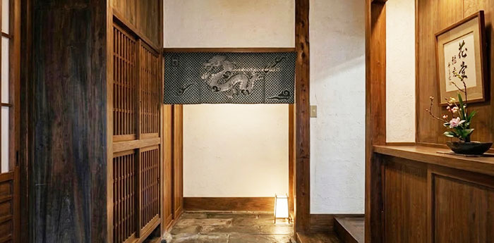 邸宅の出入口に、1枚の手ぬぐいを横長の長方形の状態で、のれん風に飾っている画像画像