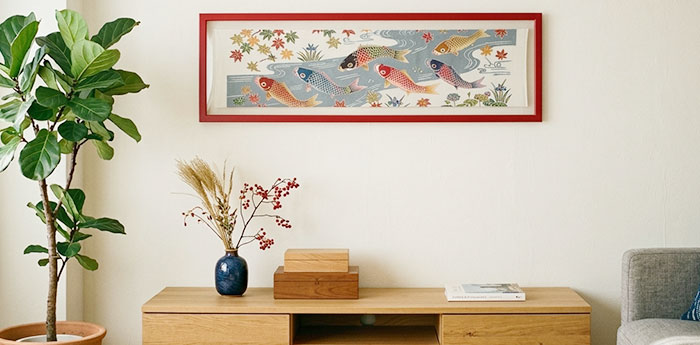 6匹の色鮮やかな鯉が描かれた、横長長方形の手ぬぐいを横長の額縁に額装して、おしゃれな絵画やポスターの様にお部屋に飾っている画像